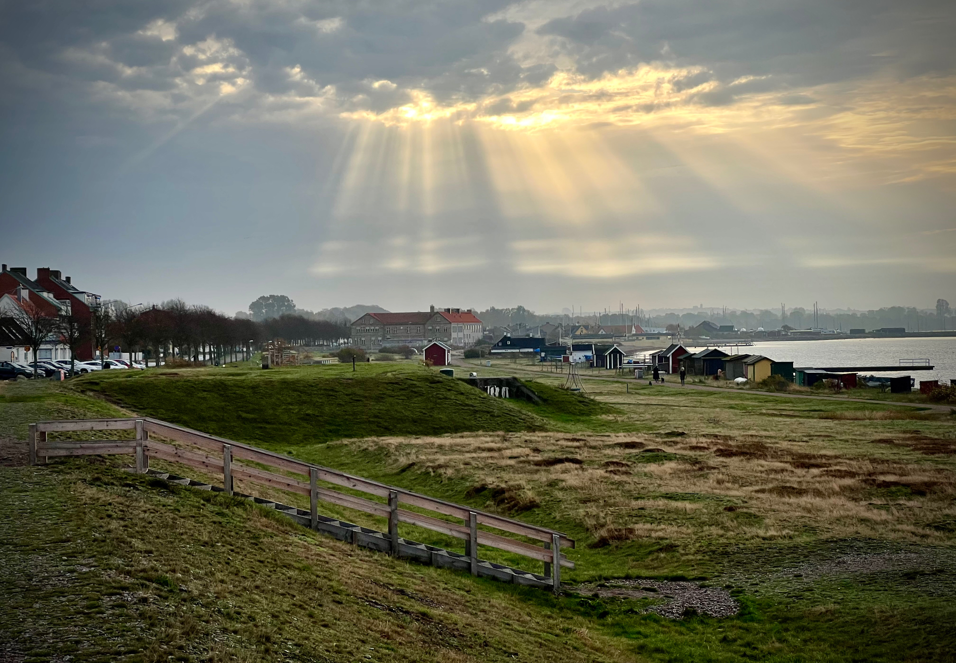 Råå kust och småbåtshamn i kvällssol